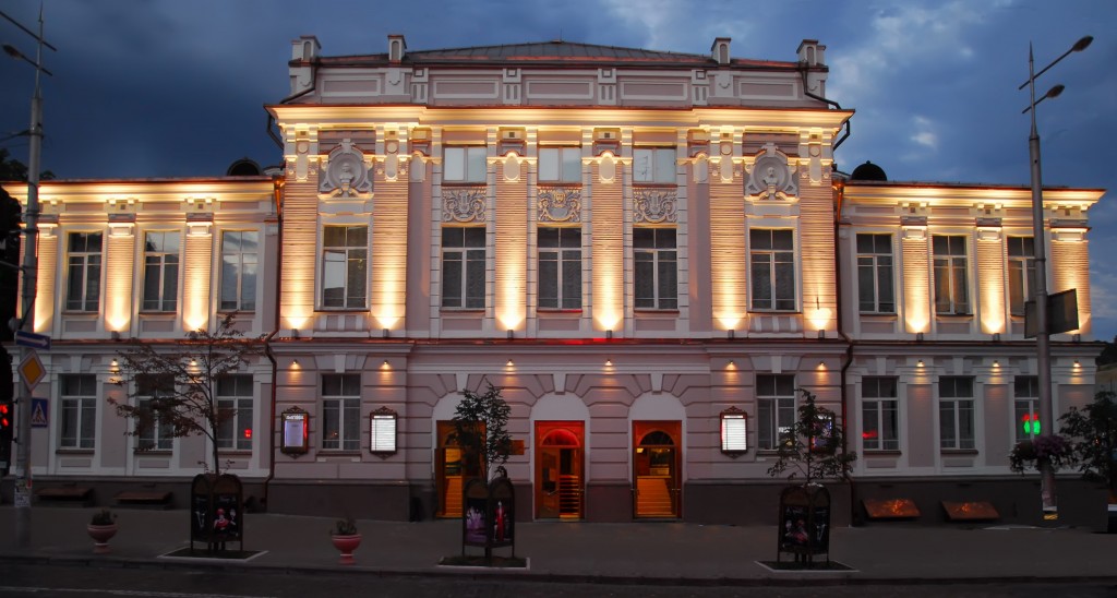 Театр нічний фасад